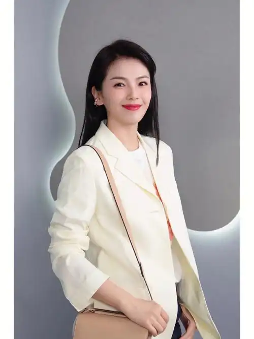 刘涛身穿edition 夏季奶黄色立裁西装私服拍摄,天然的雨露麻与粘纤