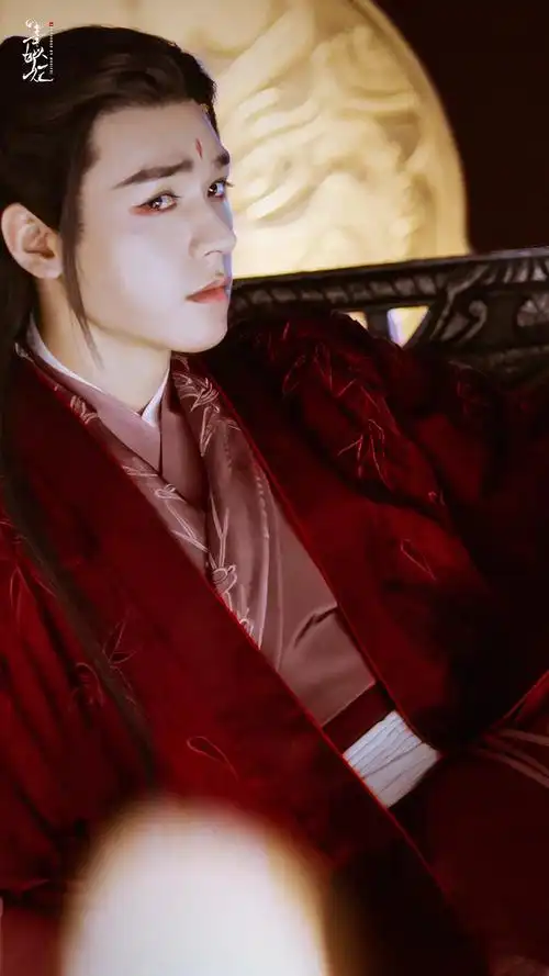 温客行穿红色衣服给我一种东方不败的感觉