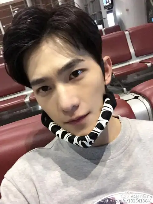 [消息]杨洋被上搜索热门 发自拍飘过安慰粉丝!