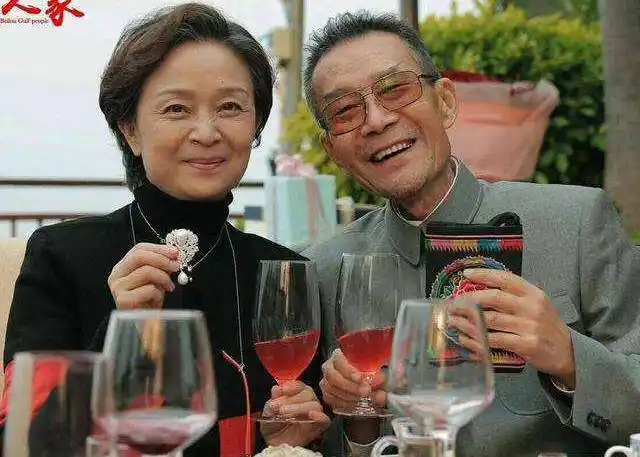 原创62岁刘莉莉老得不做作衬衫配丝巾慈祥温和短发微卷气质优雅