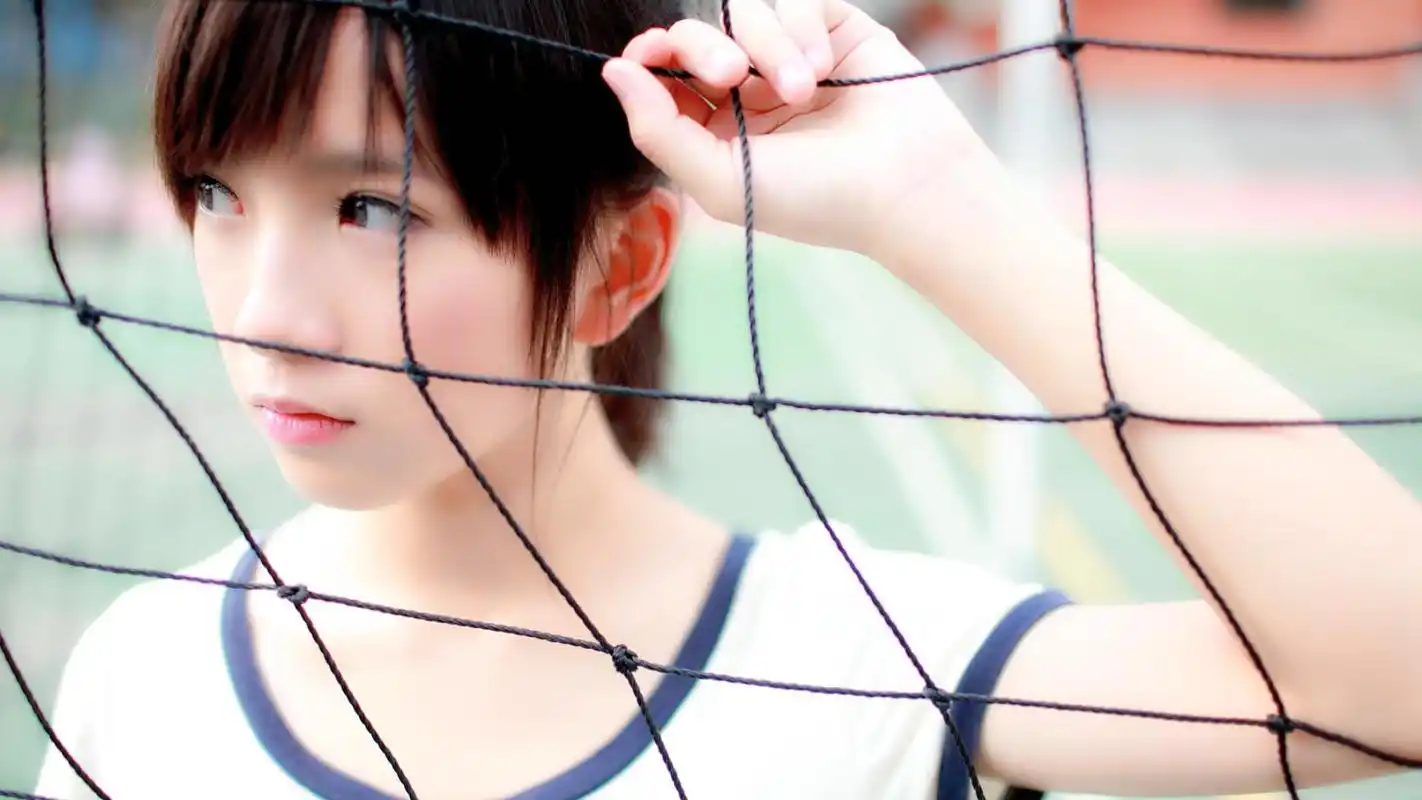 校园氧气长发大眼美女电脑桌面壁纸下载