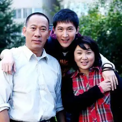 61岁老戏骨吴京安近照,高干子弟,妻子身份成成谜