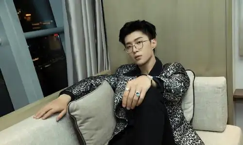 范丞丞眼镜造型汇总斯文绅士或霸气超a演绎不同的帅气男友风