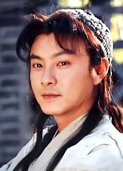 都说古装男留刘海没几个能打,张卫健用一己之力证明了:人帅怎么样都帅