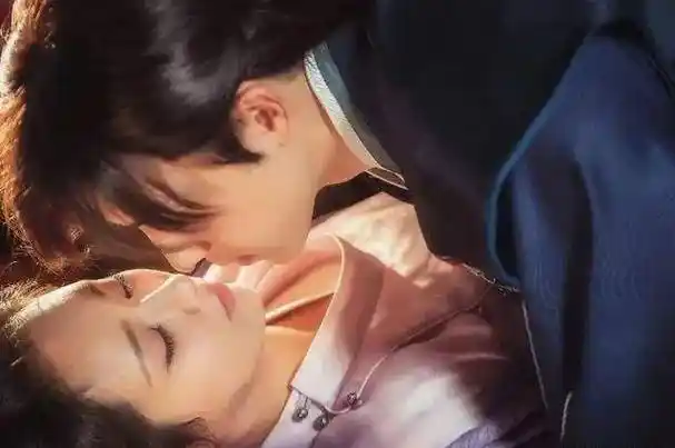 在拍摄《欢乐颂》的时候,杨紫和邓伦就是一对,那个时候的他们,在剧中