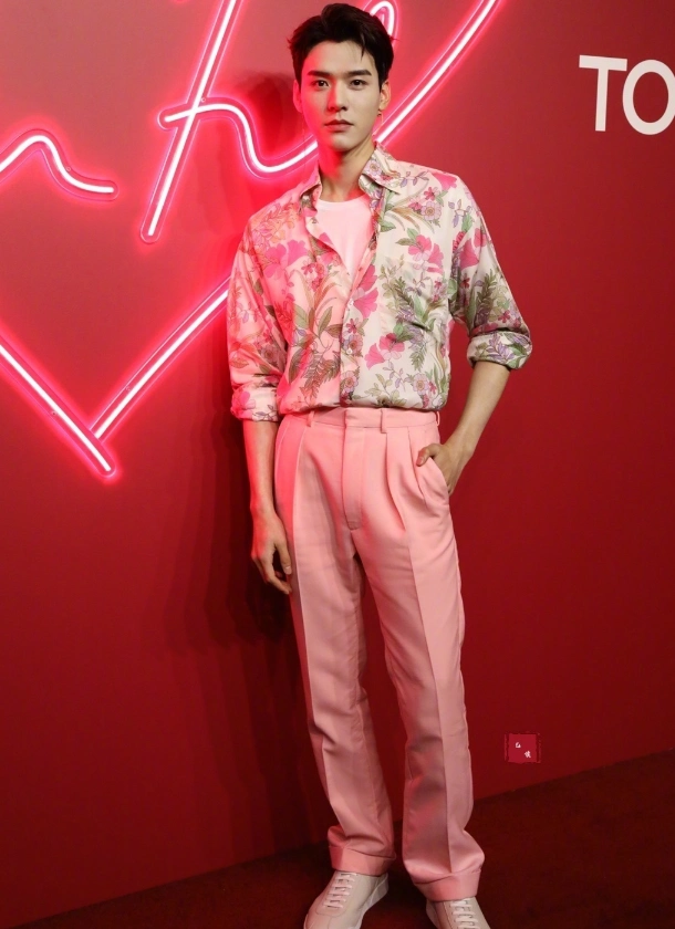 为了满足自己整个造型中的清新意境,龚俊脚上也穿了一双最为百搭的