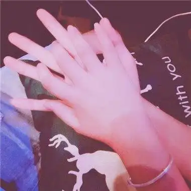 情侣头像手势比心一人一半