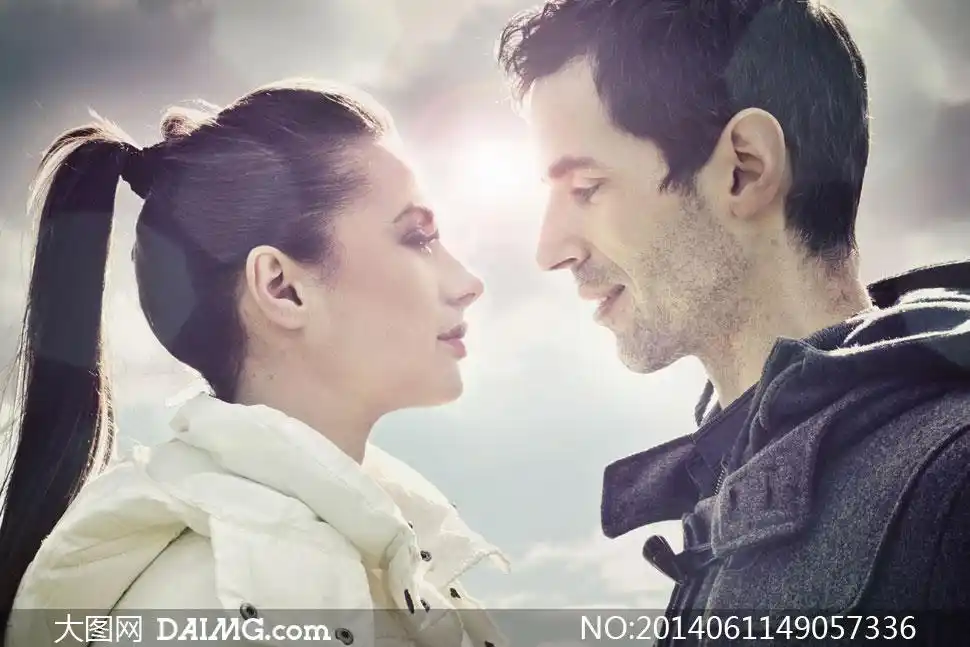 面对面的男女人物逆光摄影高清图片