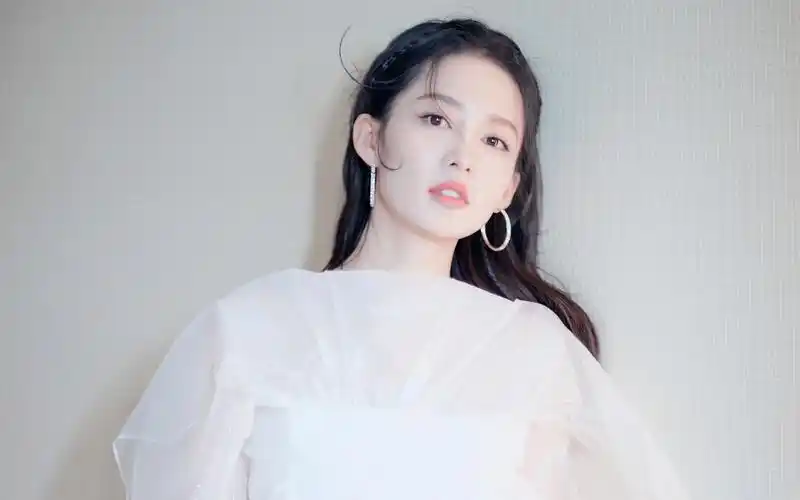 李沁白裙仙气高清桌面壁纸