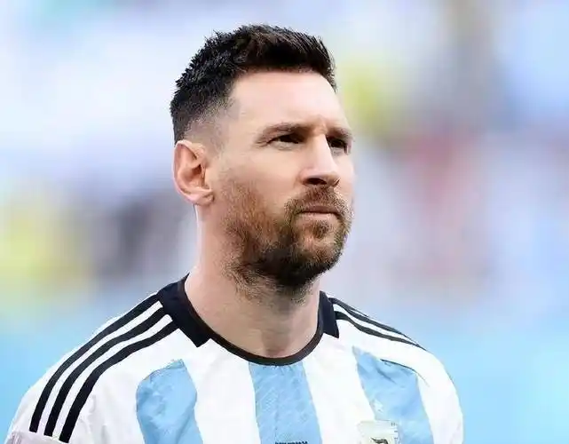 会成为一代球王,超强的技术是基础,身体天赋并不高_训练_成功_的足球