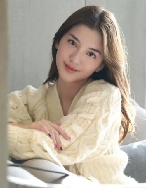 吴千语坐索道高空狂自拍撩发托腮展示天然美貌俏皮会玩爱冒险