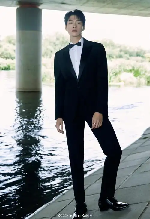 今天穿什么##穿西装的魏大勋有点帅