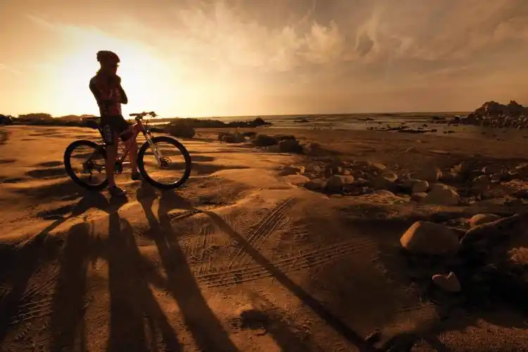 黄昏骑行图片素材下载