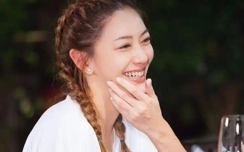 应采儿情史丰富, 却被陈小春宠上天, 带30位兄弟上演逼婚!