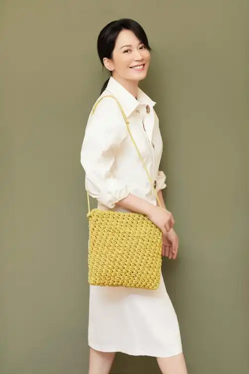 49岁俞飞鸿做客薇娅直播间,穿衬衫裙知性减龄,明星脸vs网红脸