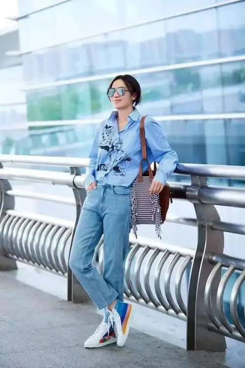 明星街拍最美的刘雯樱花树下