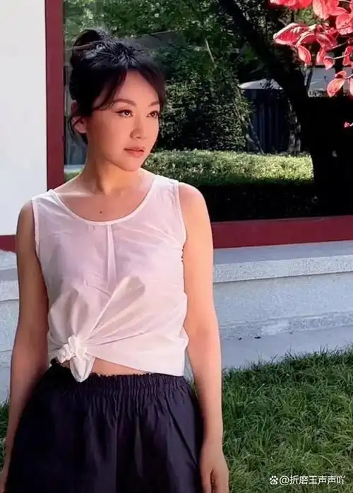 回顾"风情女人"闫妮:离异后多次"吃嫩草",干很多"糊涂事"