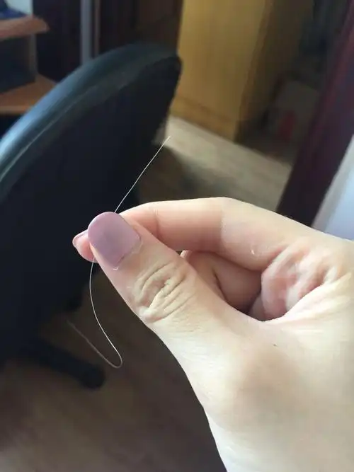 我今年27,最近已经发现两三根白发了,我妈妈年轻一些30多40岁也是就