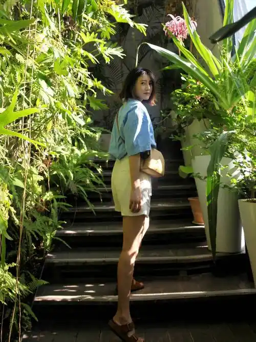 好多人在穿衬衫时,会选择搭配牛仔裤或西裤,a字裙,而高圆圆选择的米