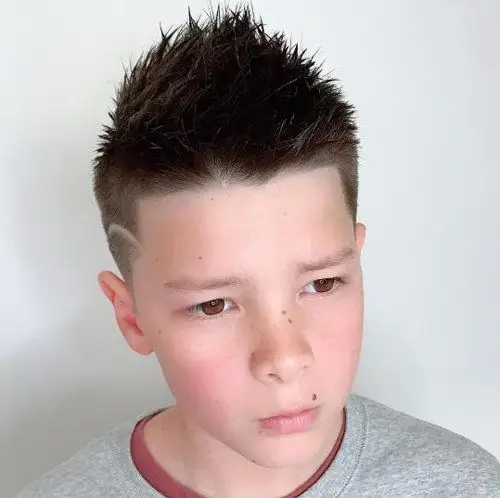 霸气侧漏的12岁男学生发质较硬,非常适合梳子弹头,而今年小学男生的