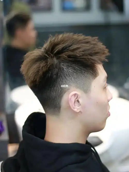 男生在剪头发的时候,就不要只会剪寸头发型了,这款新颖帅气的前刺发型
