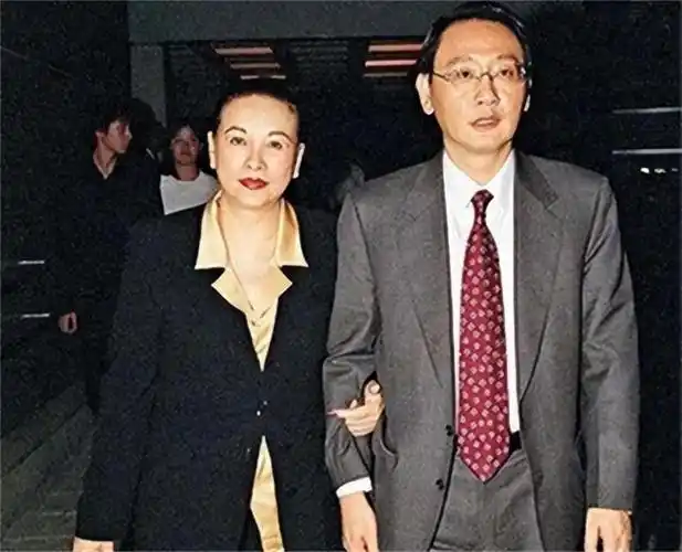 回顾汤臣集团公子汤珈铖父亲去世留上海133套房