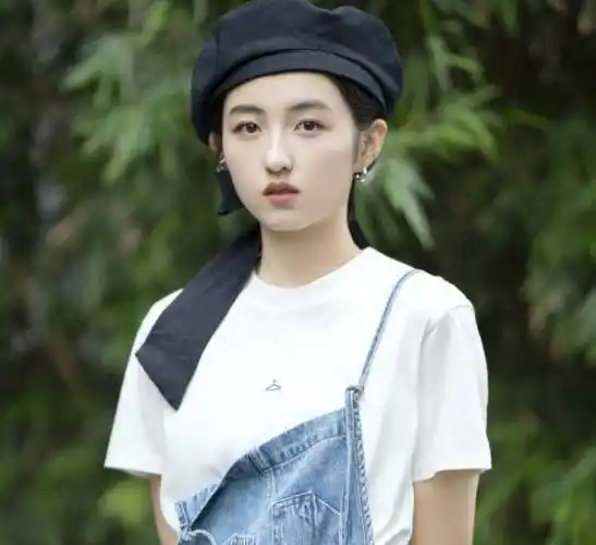 张子枫现身北电校庆,与夏梦,焉栩嘉同框,生图"高级脸"太优越