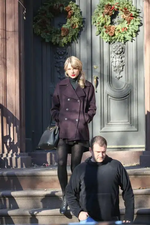 taylor swift street style – looking for appartment in new york