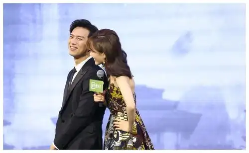 李一桐出席发布会,一袭花色短裙清新亮眼,同框李现登对养眼