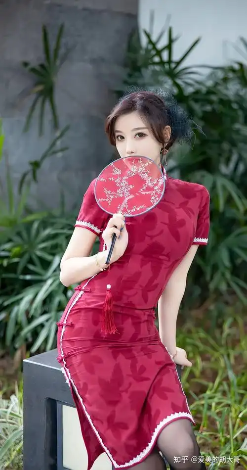 美女旗袍写真红色旗袍配性感黑丝玲珑身材尽显东方女性神韵