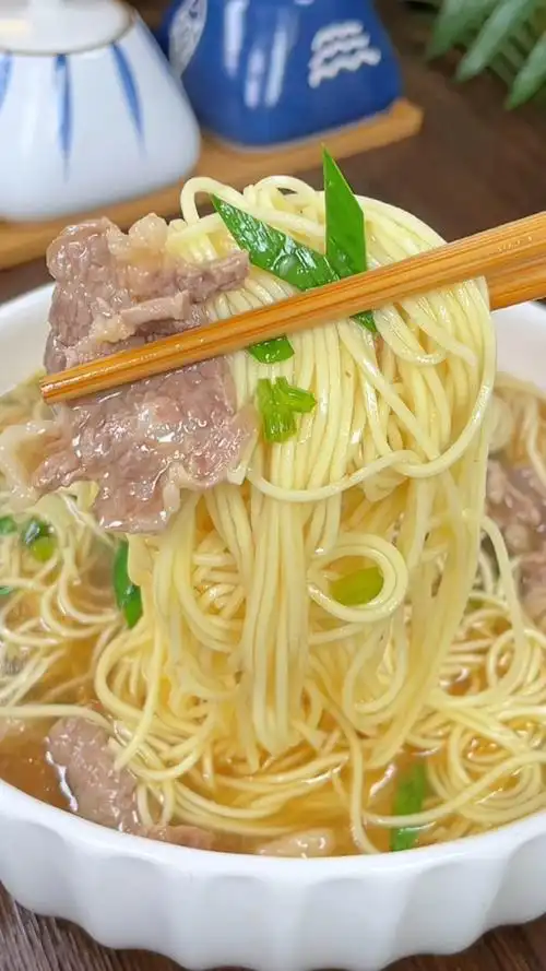 5分钟就能搞定的清汤牛肉面,早上给孩子来一碗,好吃又营养#牛肉汤 #潮