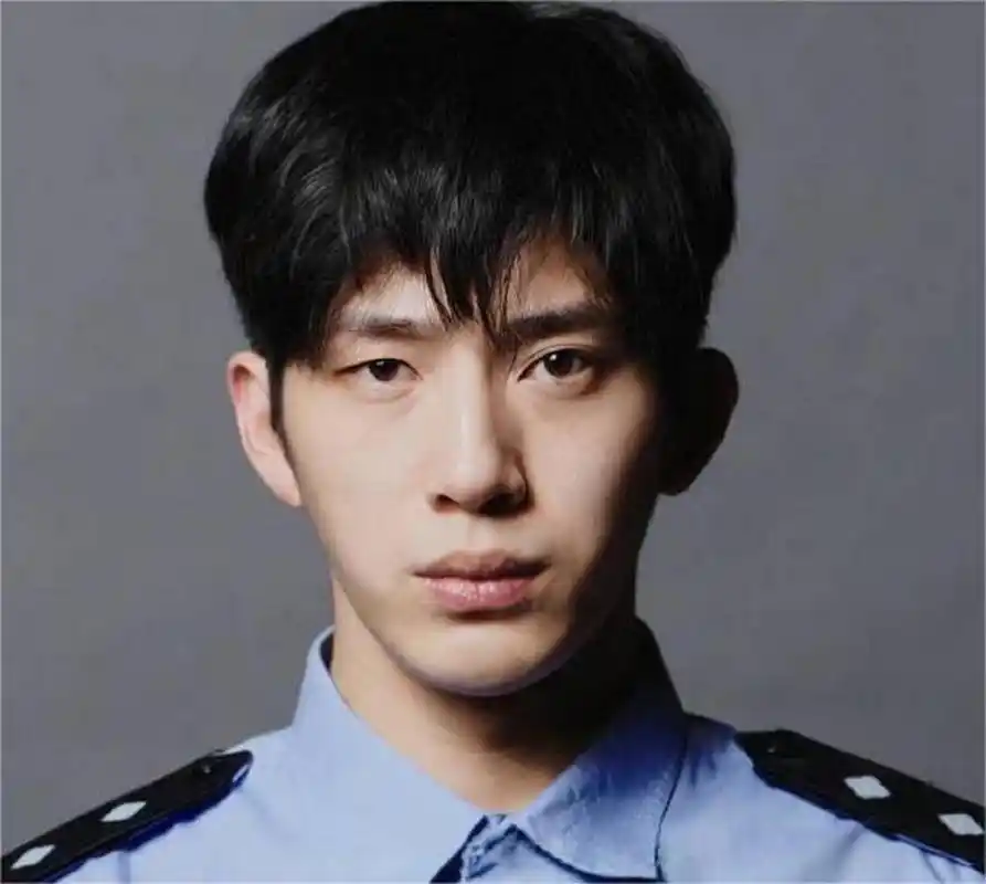 井柏然早期旧照# 单双自由切换 还是只能说有颜就任性了 不过我觉得