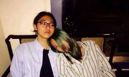 据称,15年6月,祝星出国留学,而陈粒在微博上和现男友陈陈