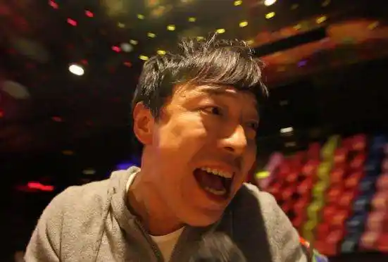 当年唱歌也是厉害,而他的人生转折点是朋友高虎以及导演宁浩的发现,是