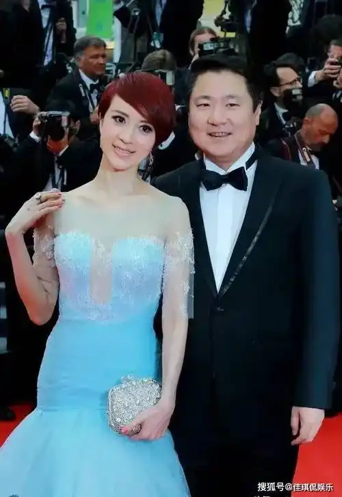 阔太太金巧巧和大5岁老公合体走红毯!