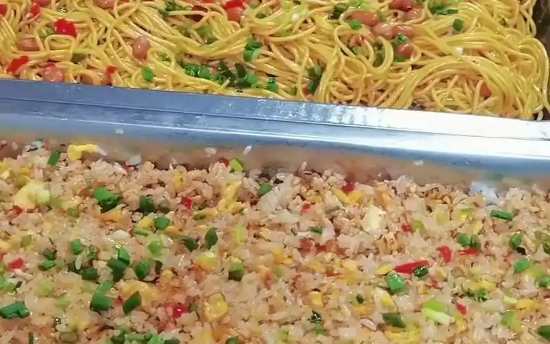 我们工地上食堂的早餐就这样吃的,这里有南北味,这些都要3点起床开始