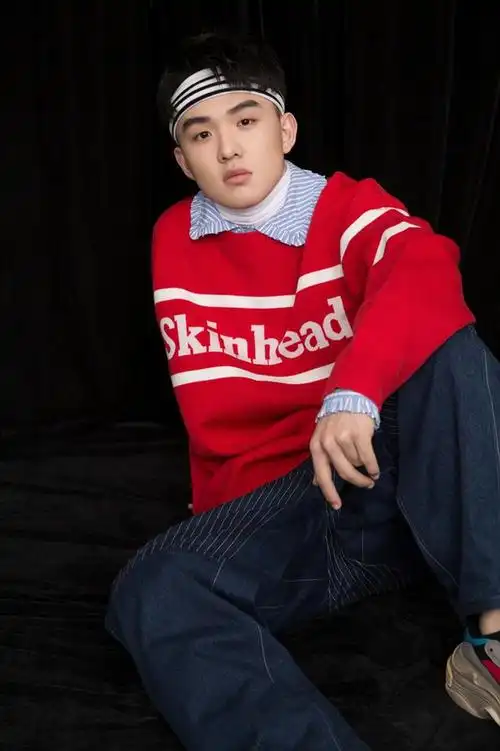 p>郑伟,2000年12月18日出生于北京市,中国内地影视男演员,就读于南京