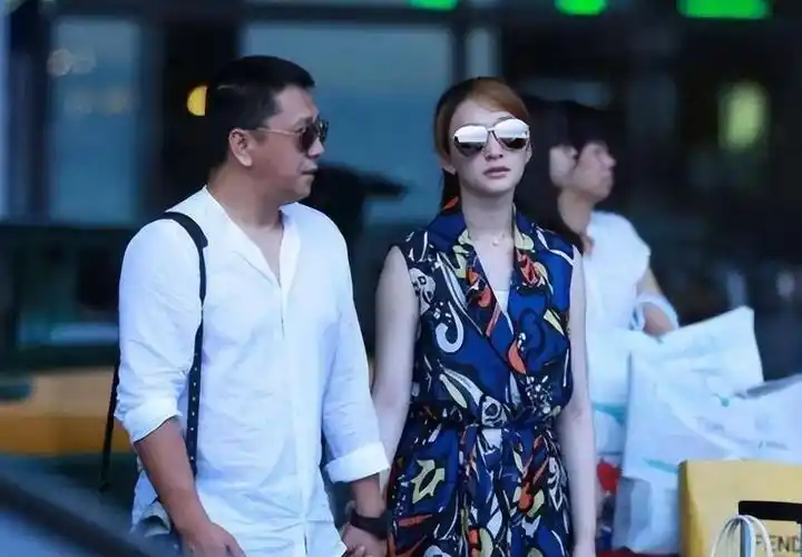 回顾李小冉被前任折磨多年为鄢颇流产2次被男闺蜜砸5亿娶回家