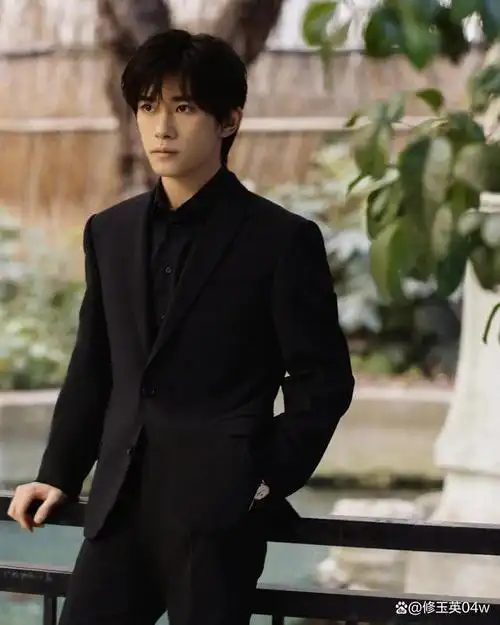 易烊千玺用慈爱的眼神迎接郭富城的女儿,我不会告诉你谁这么嫉妒