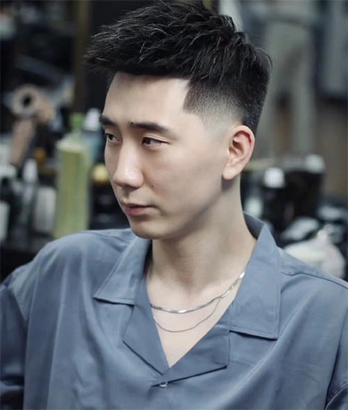 空气感纹理前刺飞机头,对于少发量的男生非常友好,四季款的发型很是