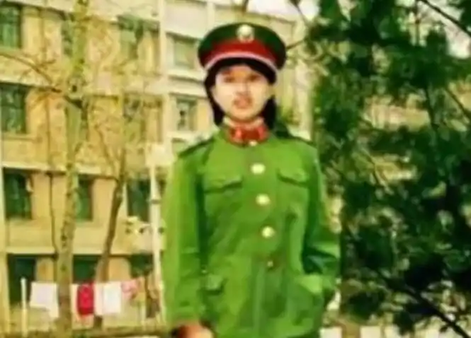 韩红年轻的时候是校花?以为只是玩笑,看到她18岁的军装照我信了