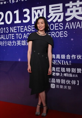 吴越脸蛋状态好真实穿素雅的贵气装扮老得自然一点没扮嫩