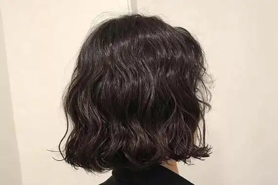 但免打理还是热烫要好一些.如果自己会打理发型,冷烫更快捷方便.