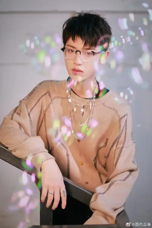 黄明昊宇宙打歌中心#无框眼镜 印花针织毛衣 仙气飘飘的泡泡,帅呆