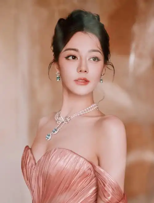 品牌方发的迪丽热巴