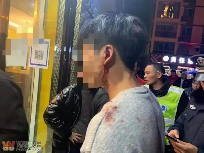 宜宾几名男子酒后在ktv发生口角矛盾升级后在歌厅门口互殴结果