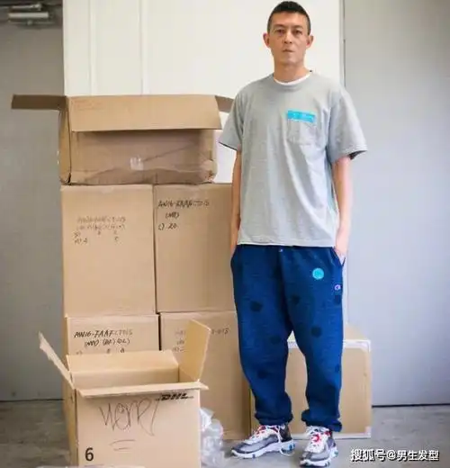 最让我们难以忘怀的造型,是陈冠希的子弹头发型,在0几年的时候,陈冠希