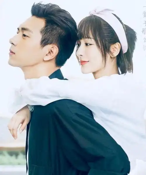 杨紫晒合影为李现庆生,在怀中娇羞比耶甜蜜暴击