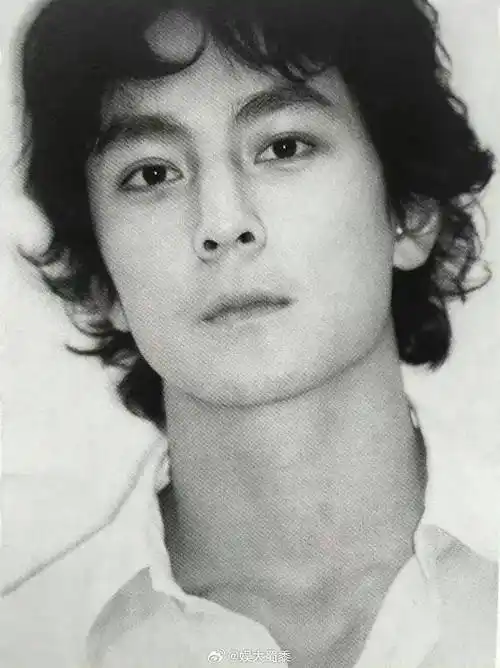 原来,是有网友晒出了吴彦祖的最新照片,照片中的他依然英俊潇洒,仿佛