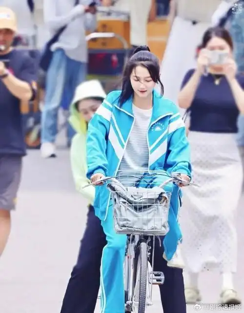 关晓彤校服造型好嫩啊,演高中生真的一点也没有违和感,这张娃娃脸少女